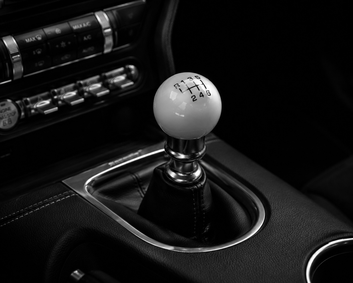 Manual gear shifter close-up